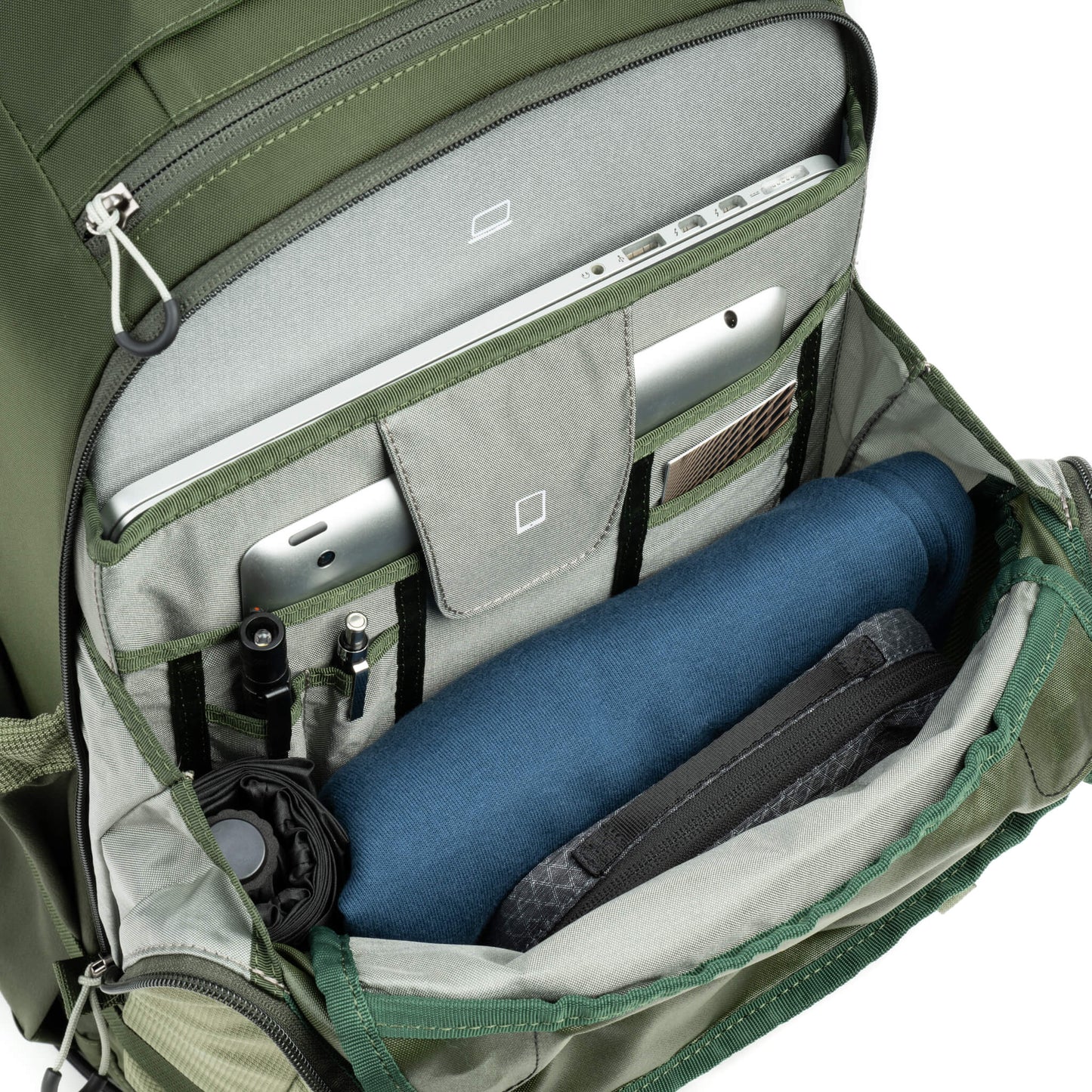 
                  
                    Dedicated compartments fit up to a 16” MacBook Pro and full-size tablet
                  
                