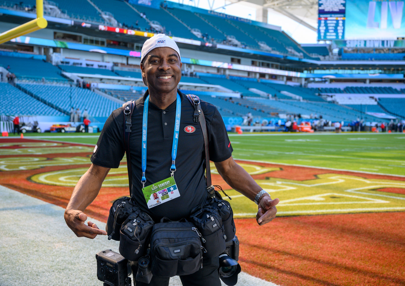 Photographer in a football stadium with Modular pouches.