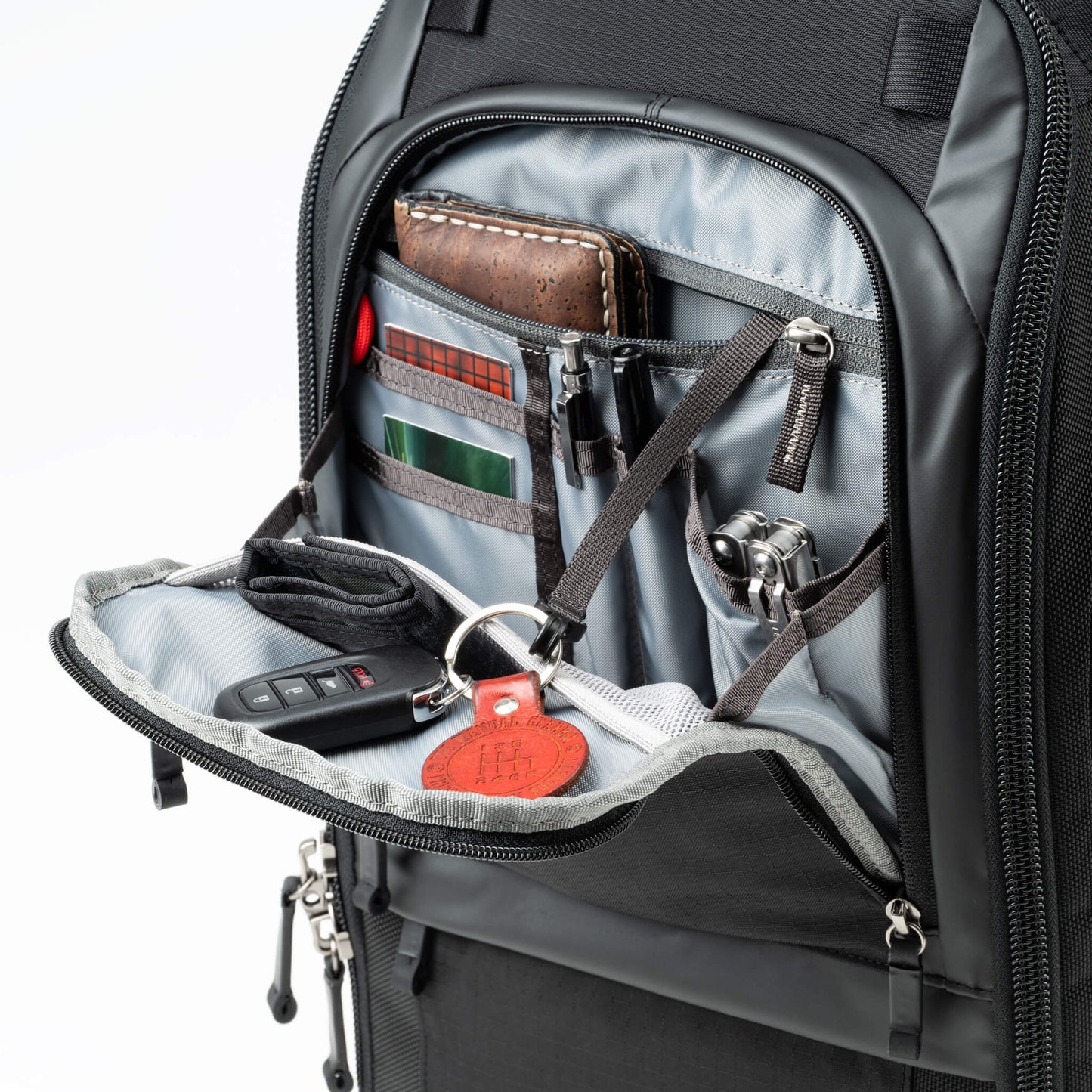 
                  
                    Easily accessible front organizer pocket includes an inner zippered pocket with key lanyard
                  
                