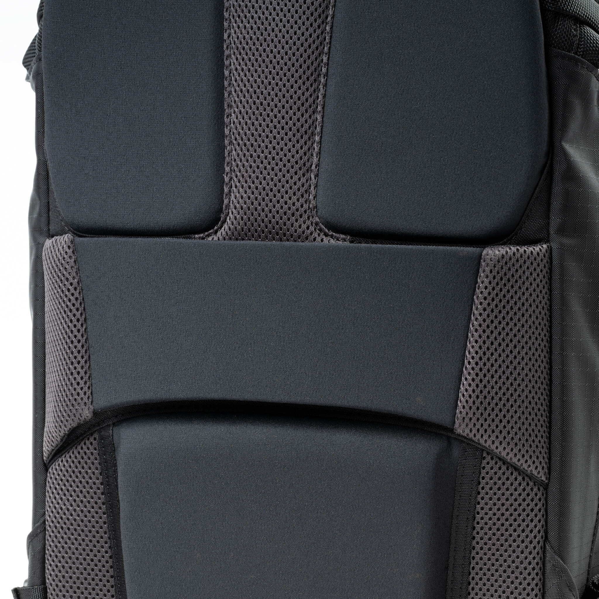 Breathable Ultra Spandura and 320G air mesh back panel keeps your back cool and dry